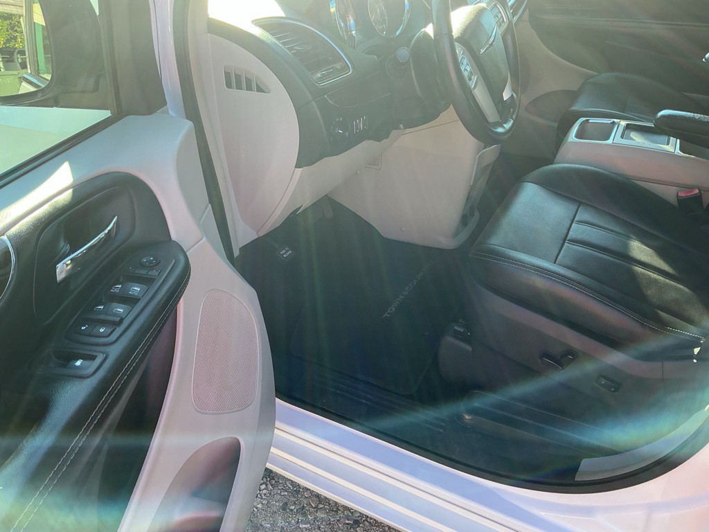 2016 Chrysler Town & Country Image 9