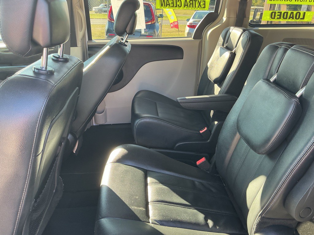 2016 Chrysler Town & Country Image 10