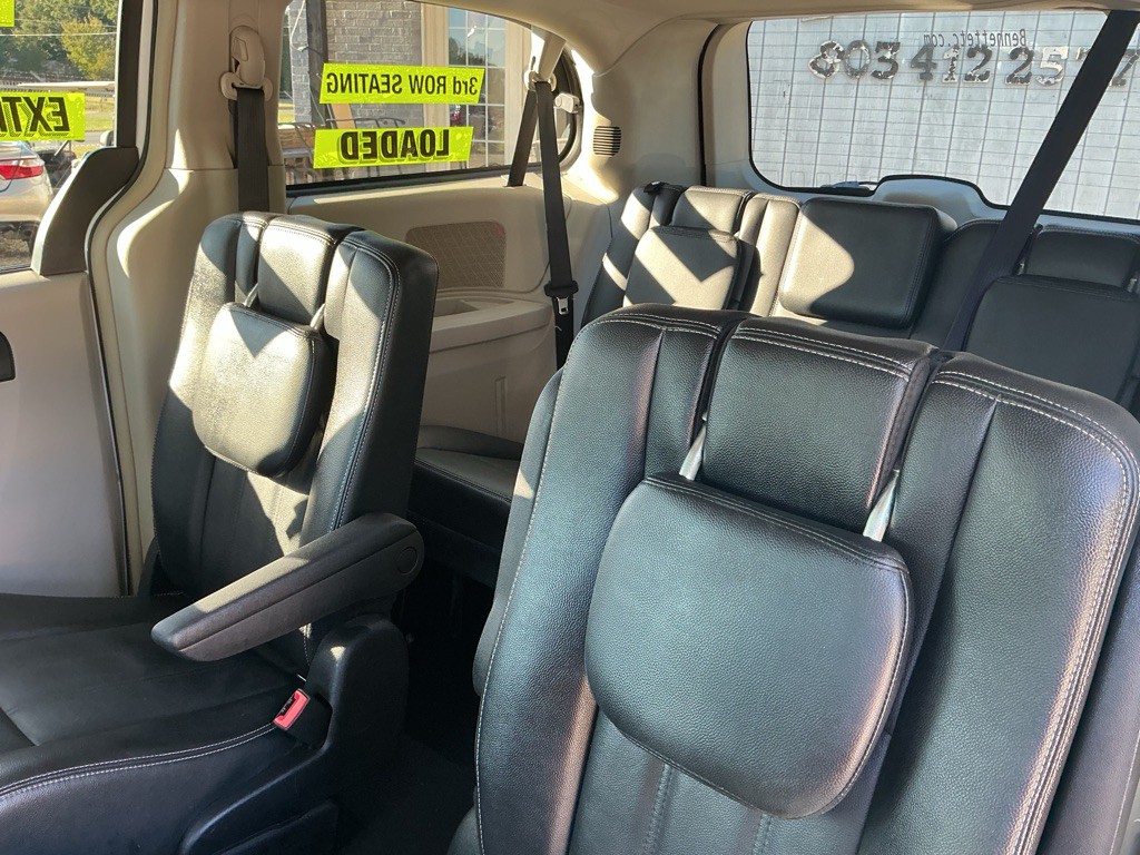 2016 Chrysler Town & Country Image 11