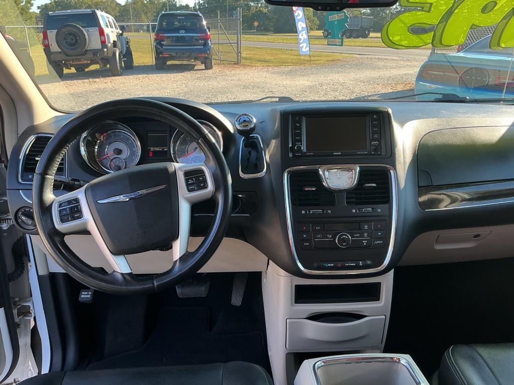 2016 Chrysler Town & Country Image 12