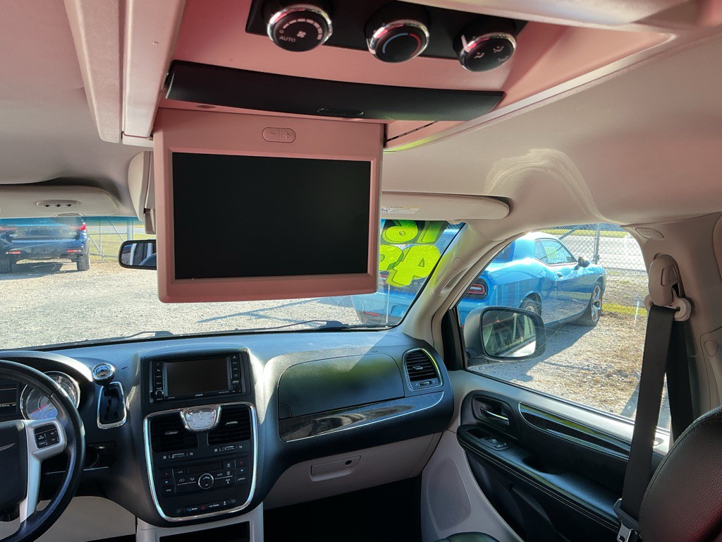 2016 Chrysler Town & Country Image 13