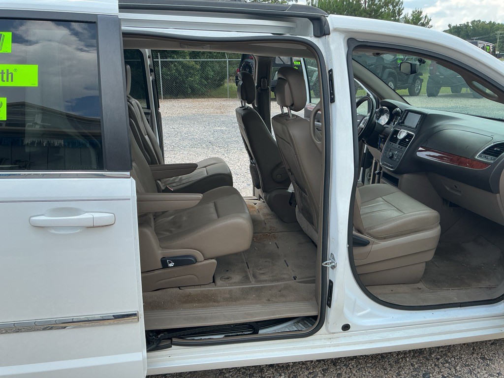2016 Chrysler Town & Country Image 10