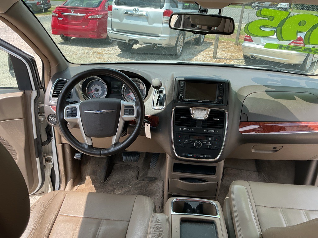 2016 Chrysler Town & Country Image 12