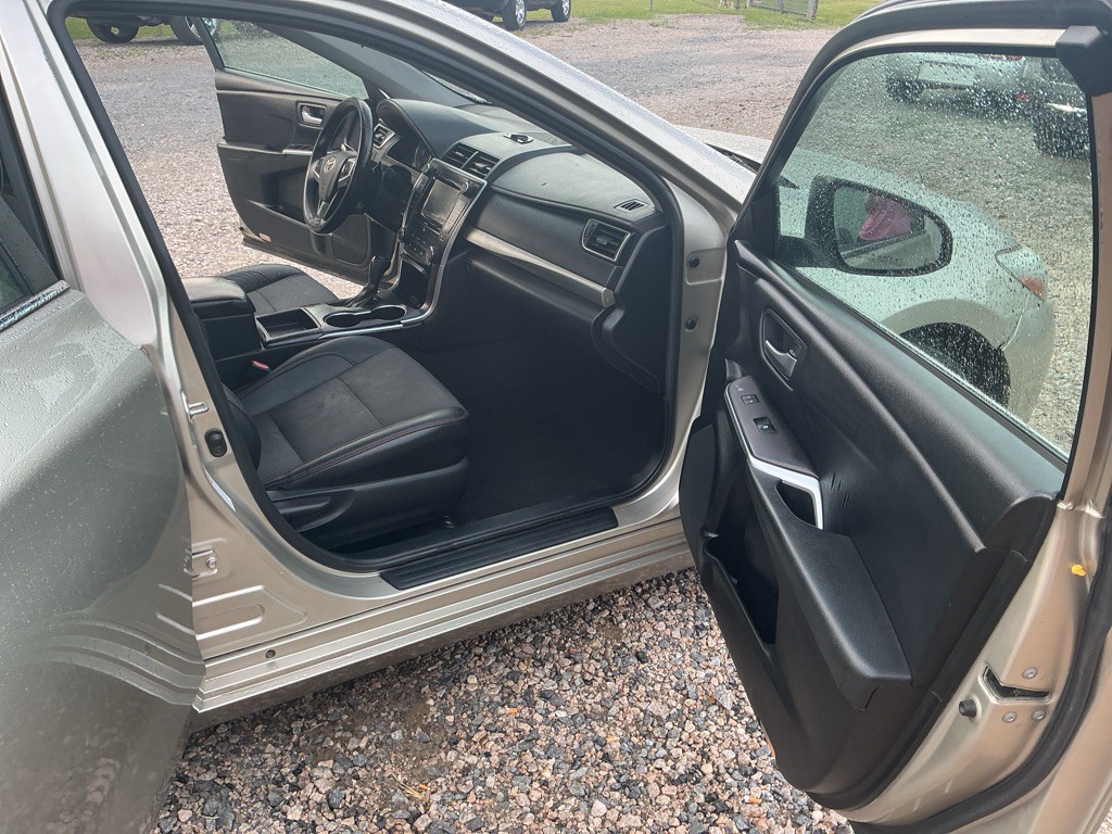 2017 Toyota Camry Image 10