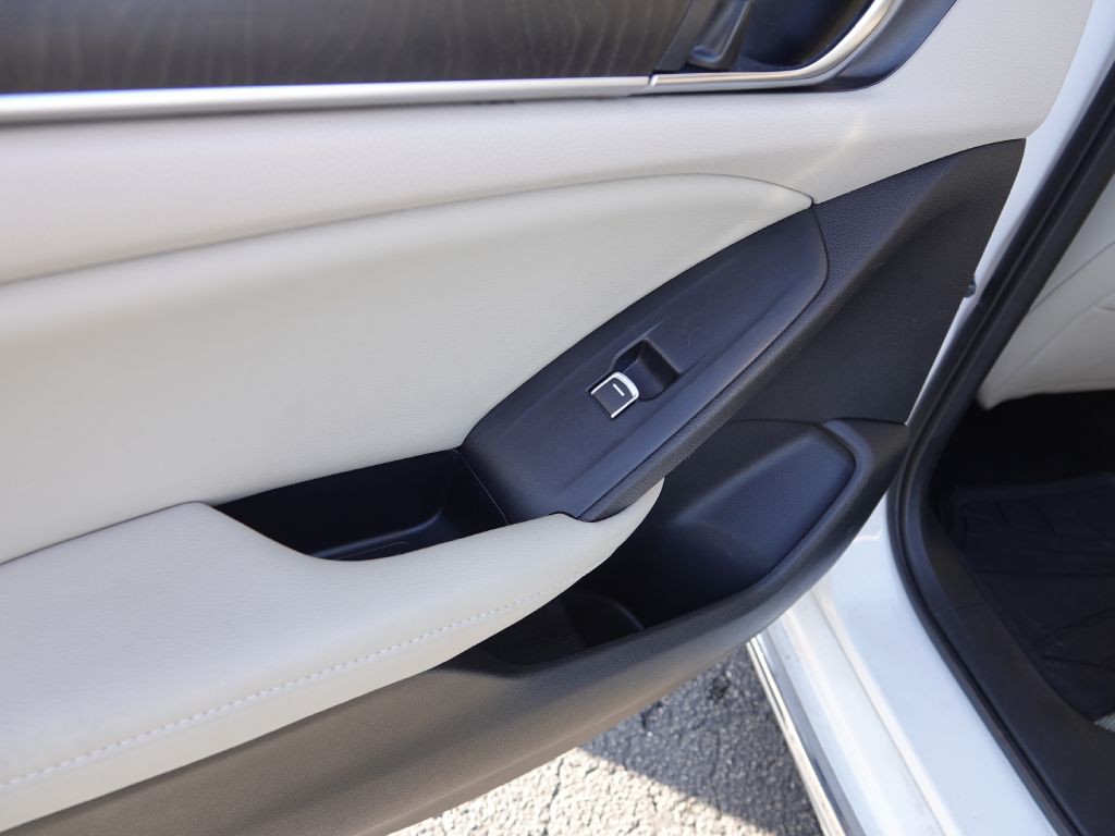 2018 Honda Accord Image 24