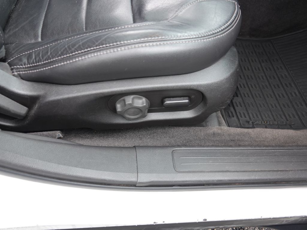 2017 Ford Taurus Image 32