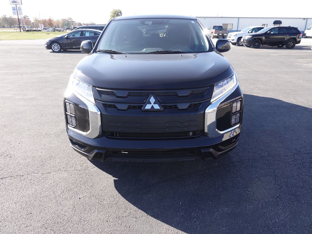 2022 Mitsubishi Outlander Image 2