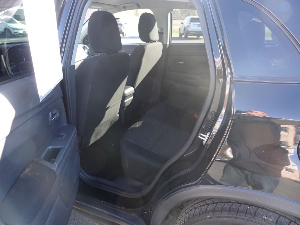 2022 Mitsubishi Outlander Image 23