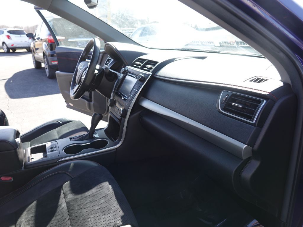 2015 Toyota Camry Image 32