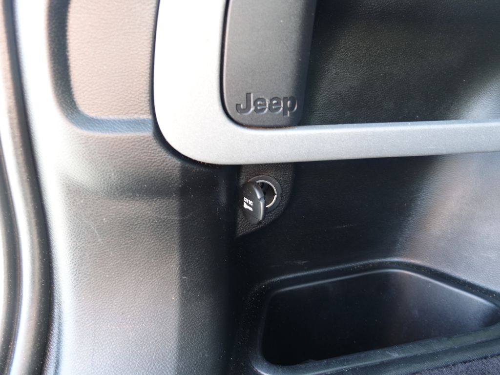 2017 Jeep Cherokee Image 12