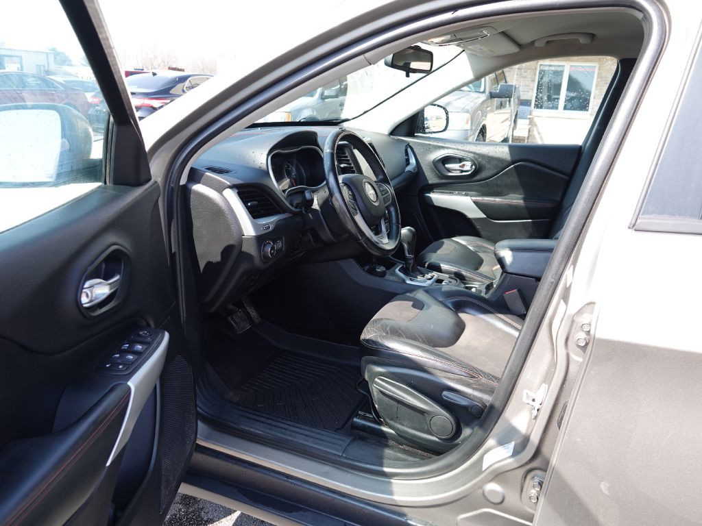 2017 Jeep Cherokee Image 16