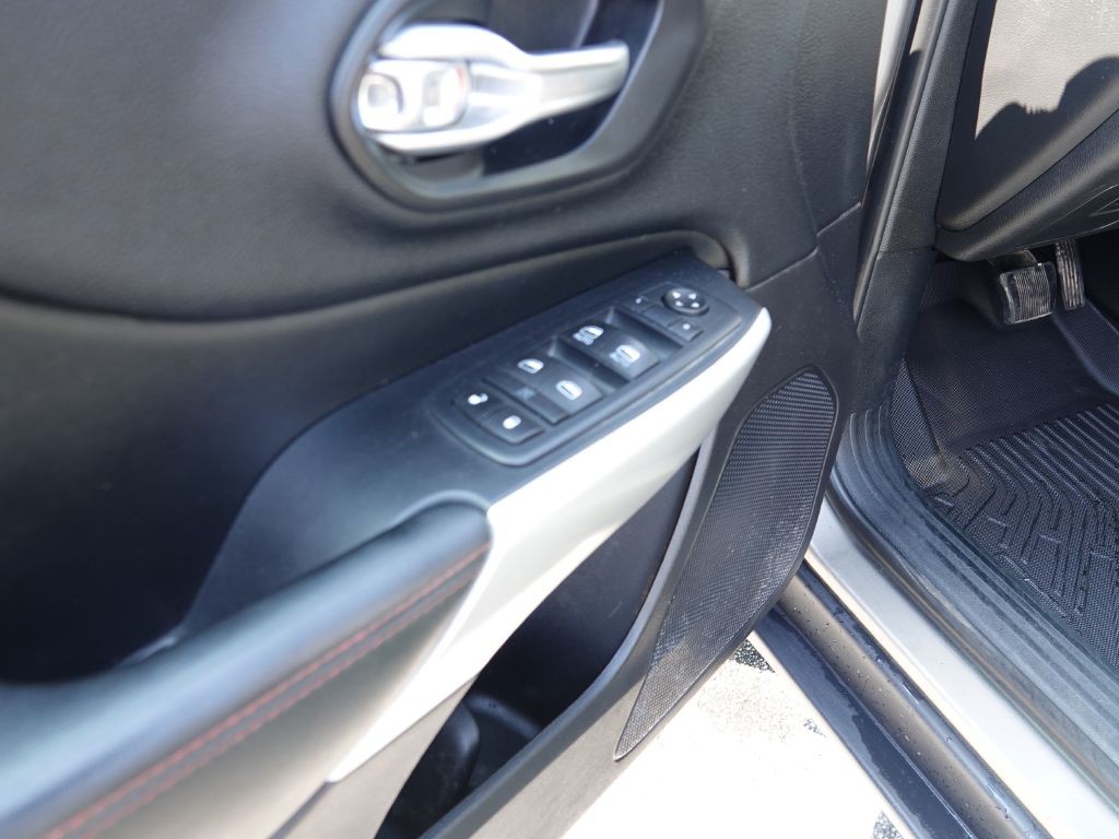 2017 Jeep Cherokee Image 17