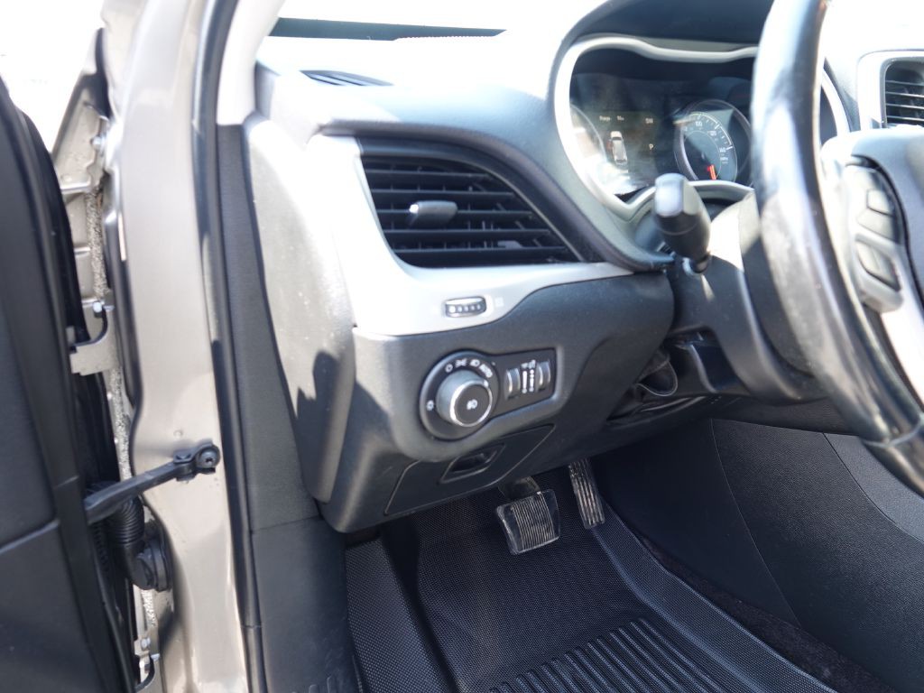 2017 Jeep Cherokee Image 18