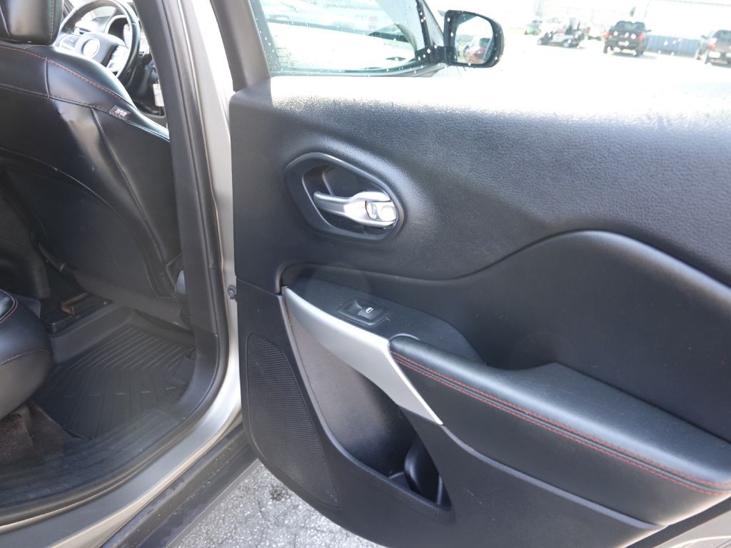 2017 Jeep Cherokee Image 31