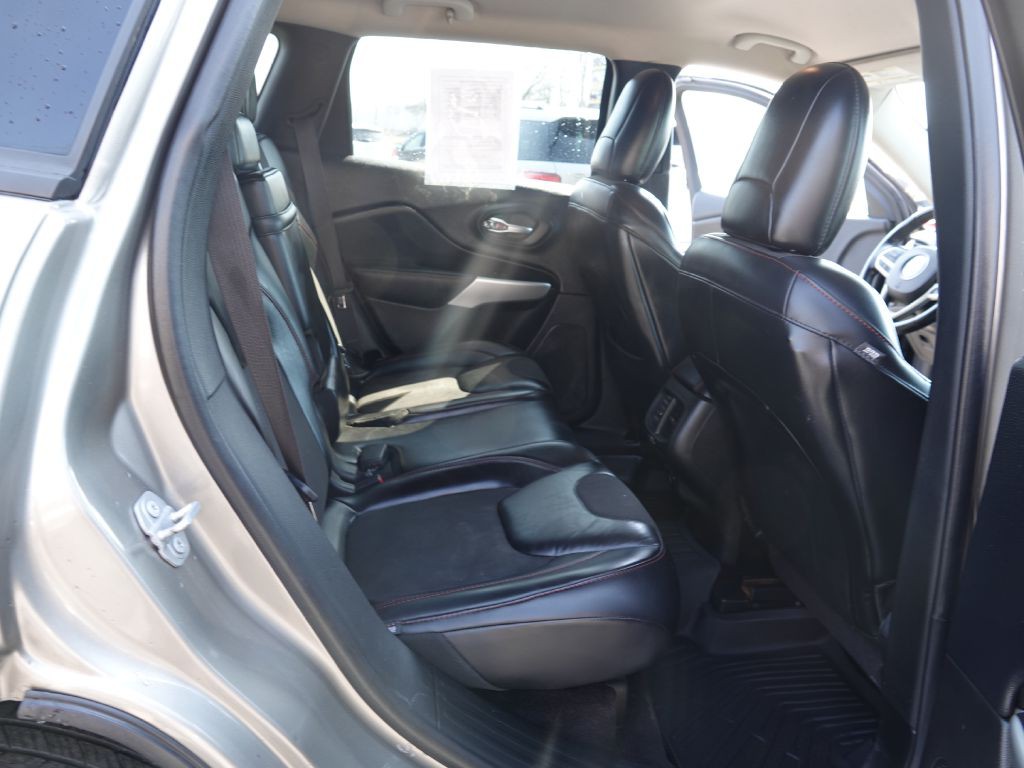 2017 Jeep Cherokee Image 32