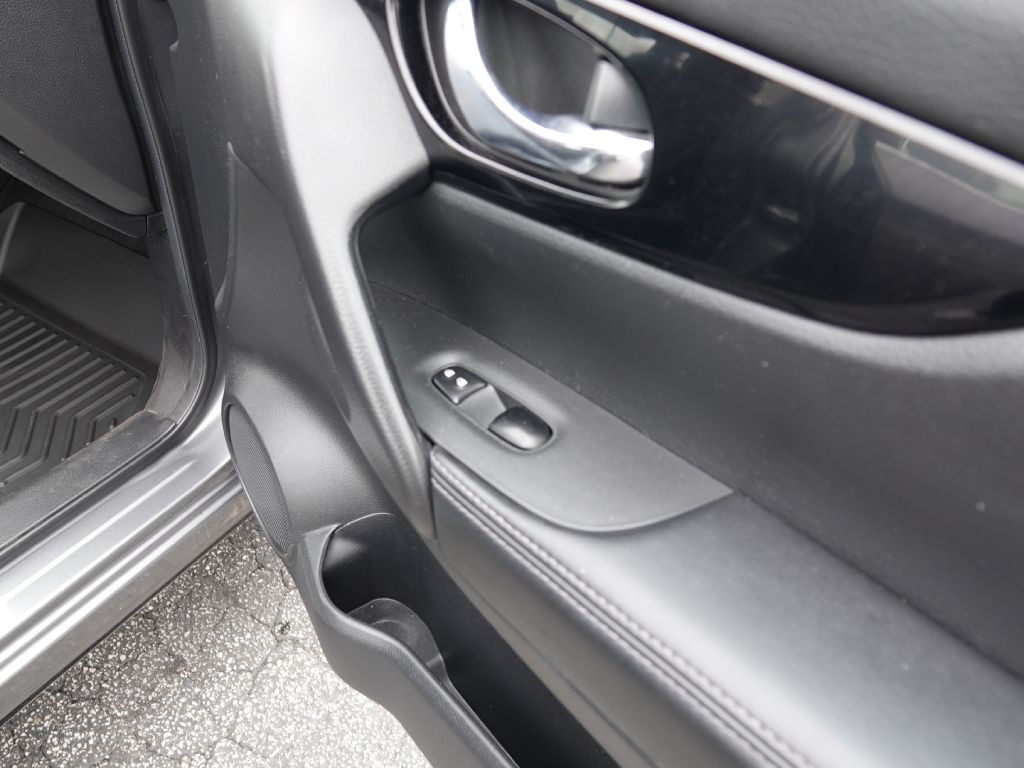 2017 Nissan Rogue Image 35