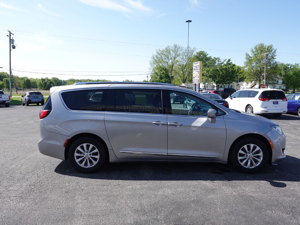 2019 Chrysler Pacifica Image 3