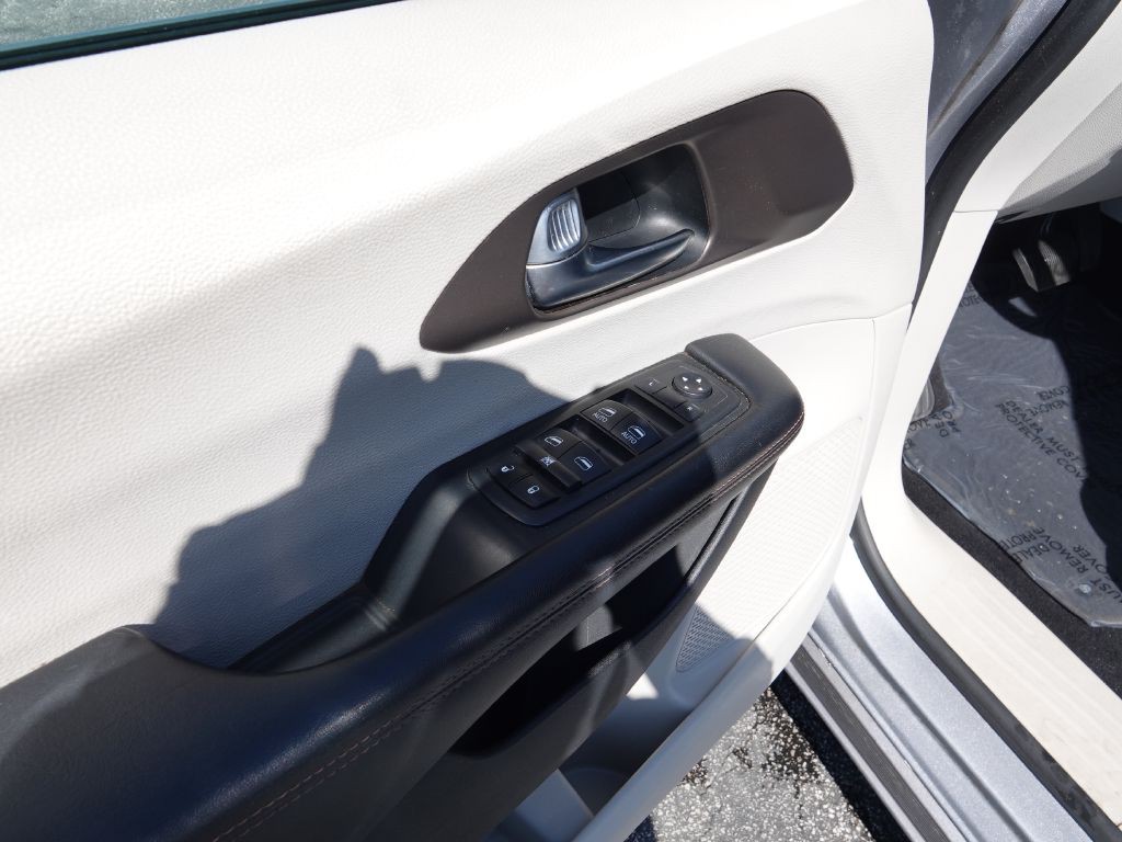 2019 Chrysler Pacifica Image 17