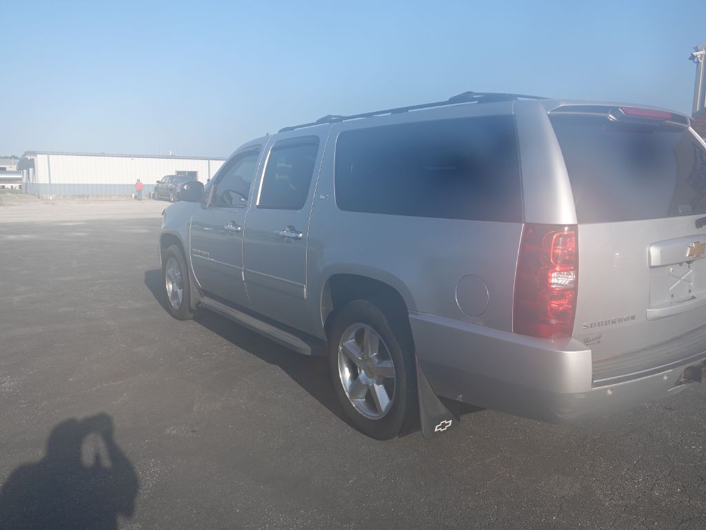 2013 Chevrolet Suburban Image 2