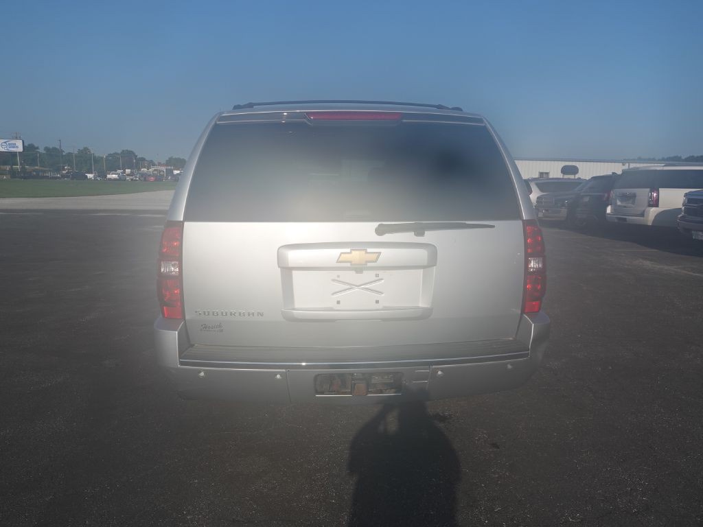 2013 Chevrolet Suburban Image 3