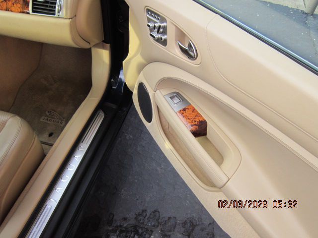 2010 Jaguar XK-Series Image 11