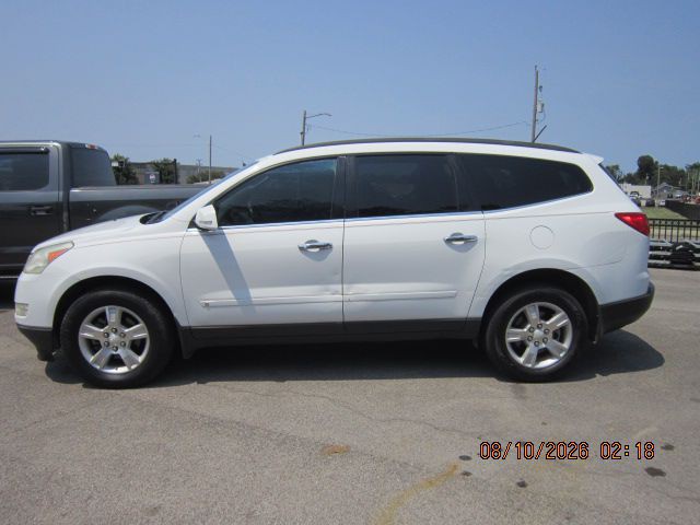2010 Chevrolet Traverse Image 2