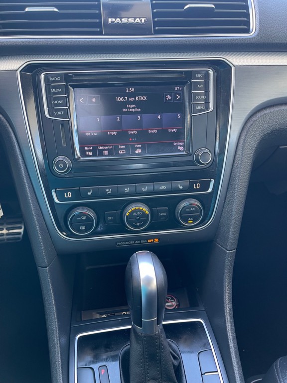 2018 Volkswagen Passat Image 17