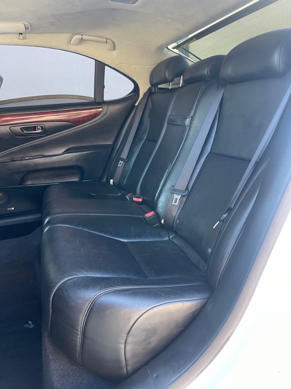 2010 Lexus LS Image 7