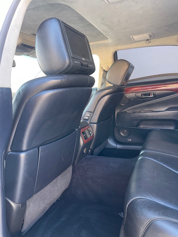 2010 Lexus LS Image 8