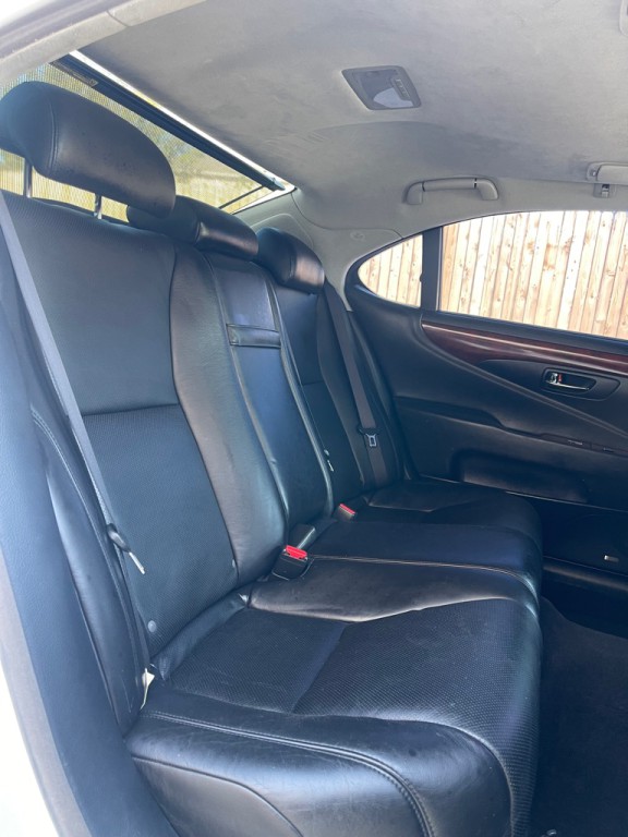 2010 Lexus LS Image 9