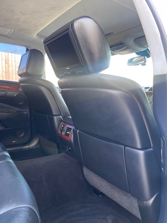 2010 Lexus LS Image 10