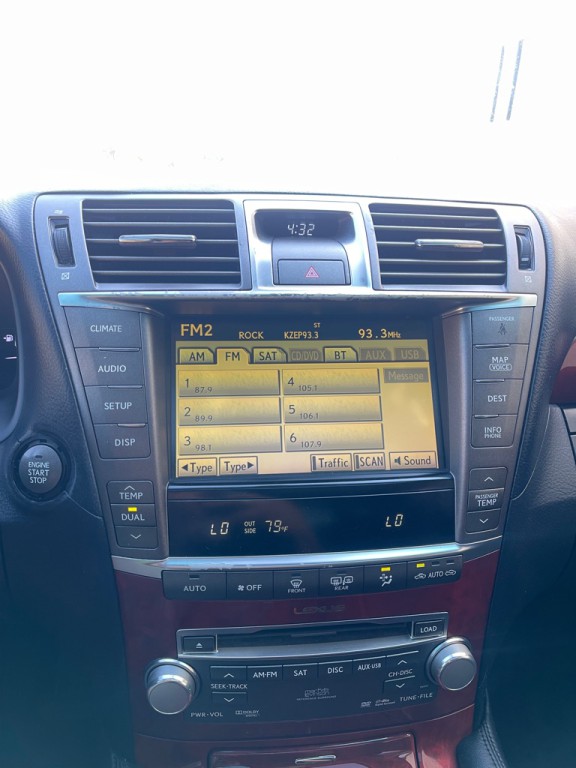 2010 Lexus LS Image 16