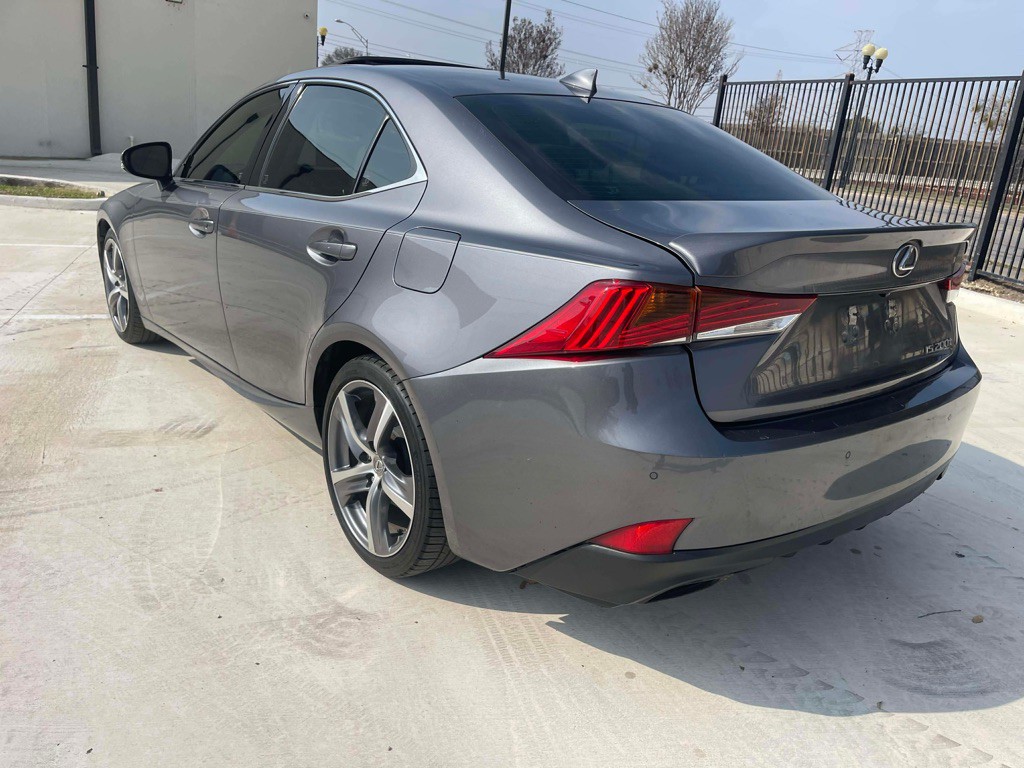 2017 Lexus IS Image 8