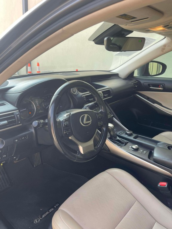 2017 Lexus IS Image 12
