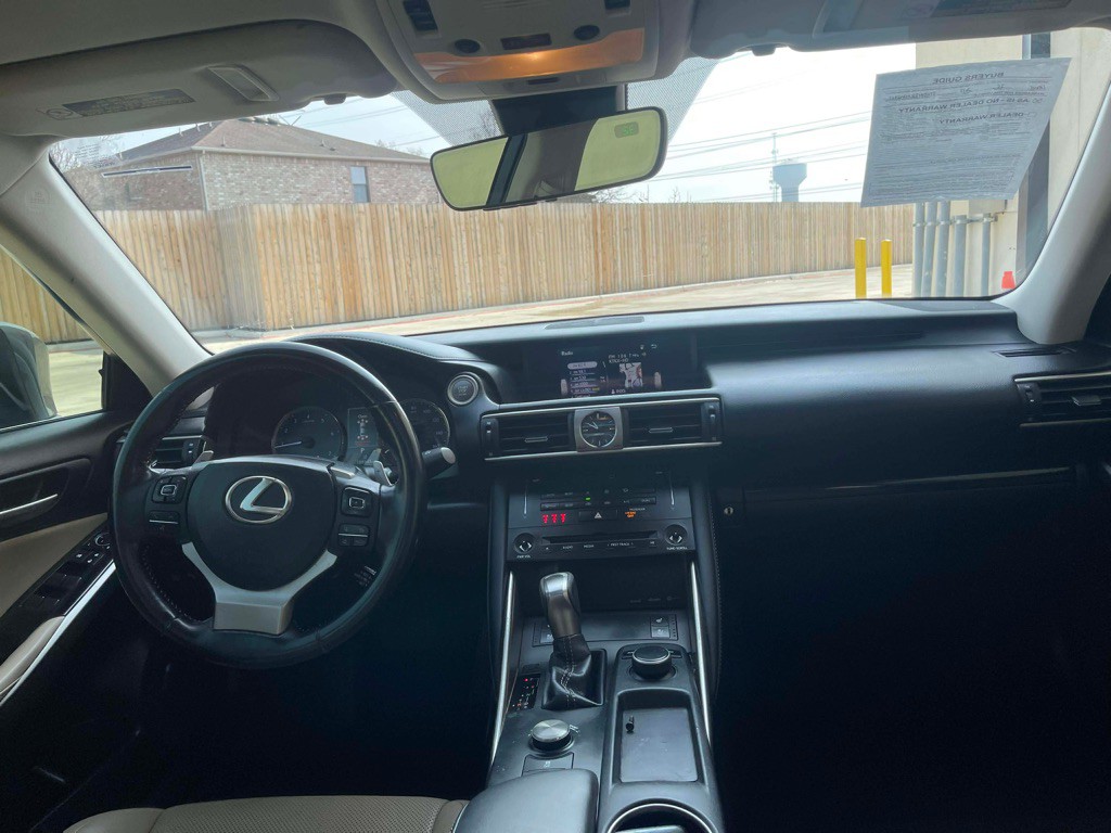 2017 Lexus IS Image 14
