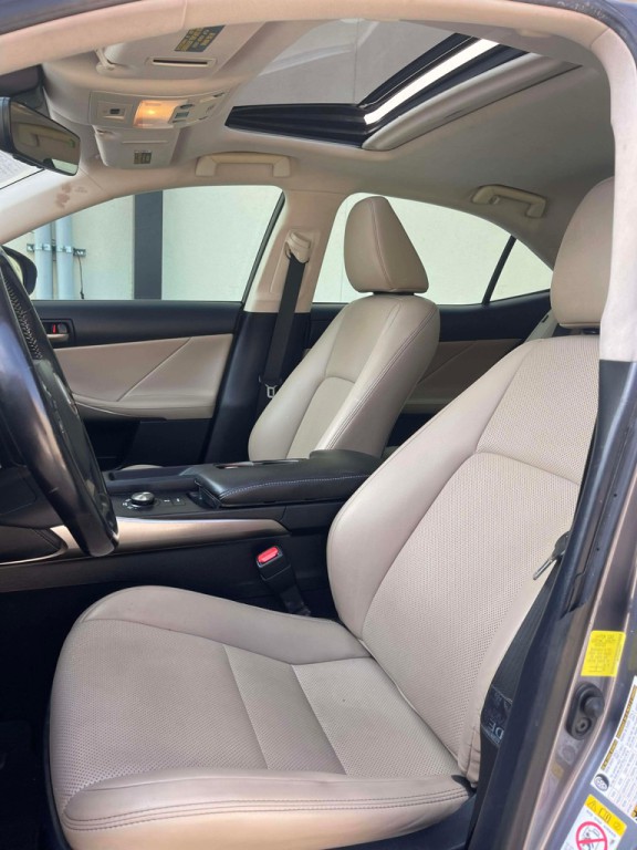 2017 Lexus IS Image 15