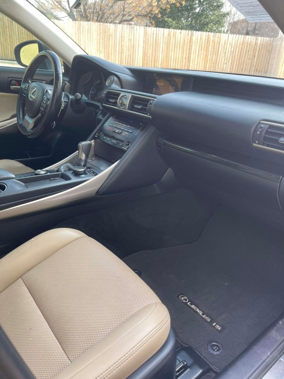2017 Lexus IS Image 16