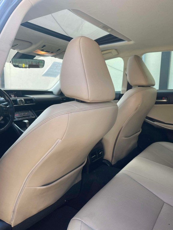 2017 Lexus IS Image 17