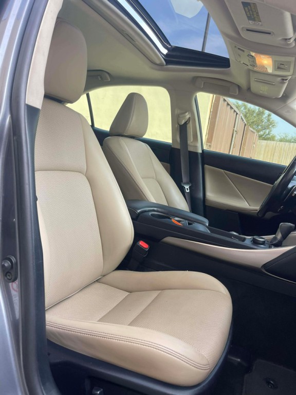 2017 Lexus IS Image 19