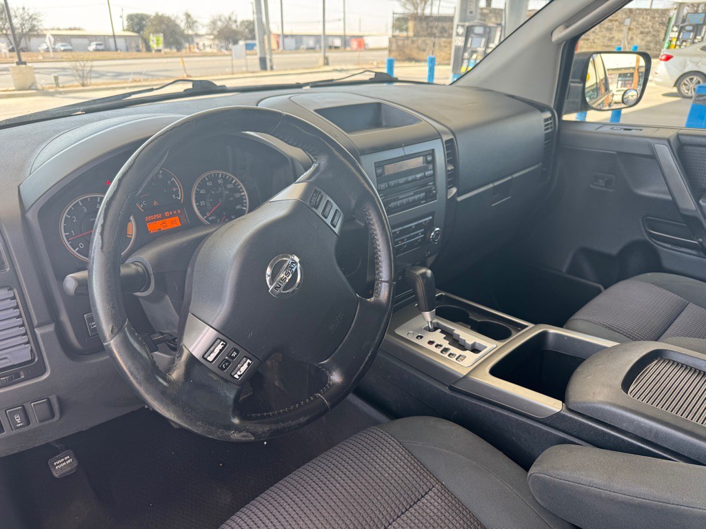 2010 Nissan Titan Image 11