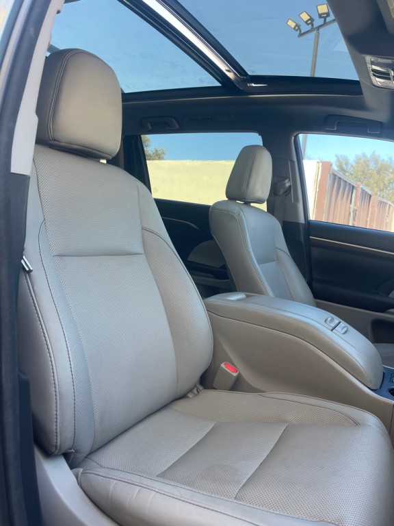 2016 Toyota Highlander Image 17