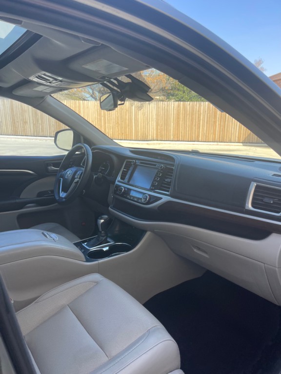 2016 Toyota Highlander Image 18