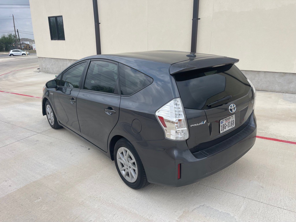 2013 Toyota Prius Image 10