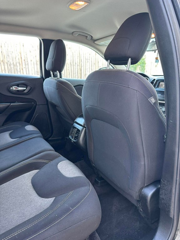 2016 Jeep Cherokee Image 16