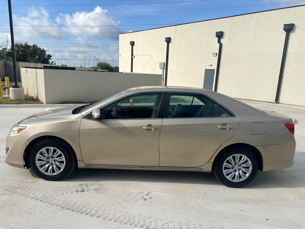 2012 Toyota Camry Image 2