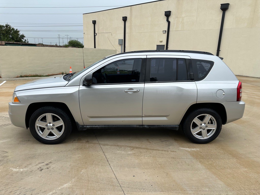 2010 Jeep Compass Image 2