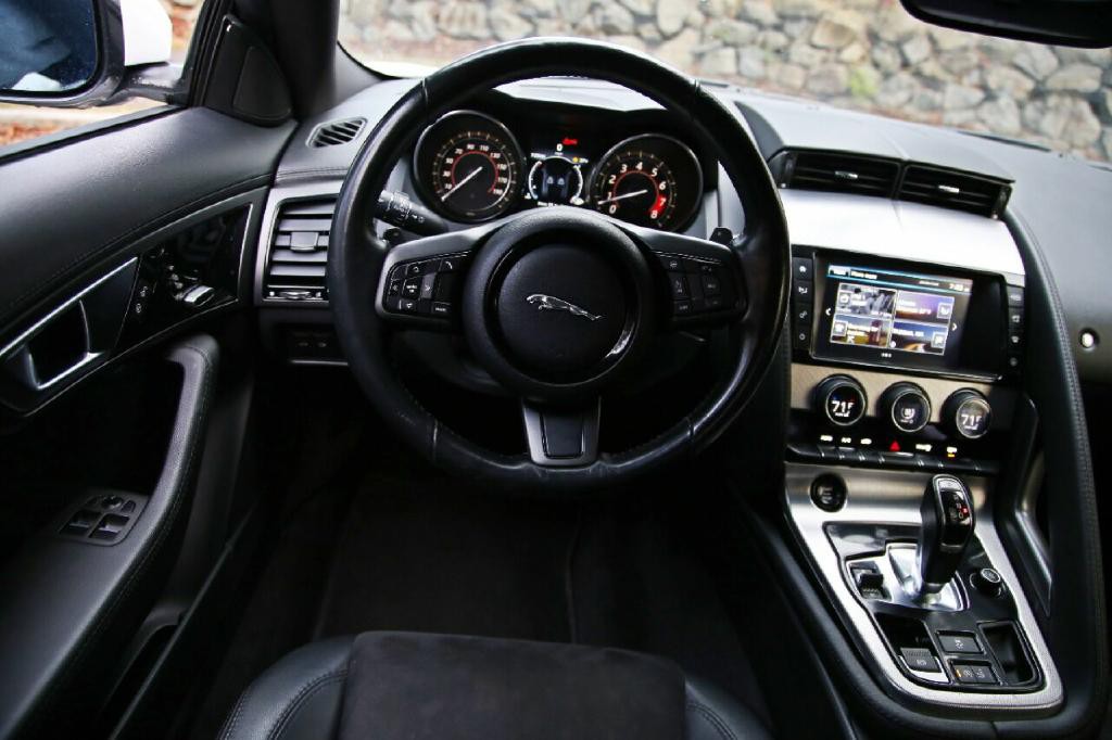 2017 Jaguar F-TYPE Image 18