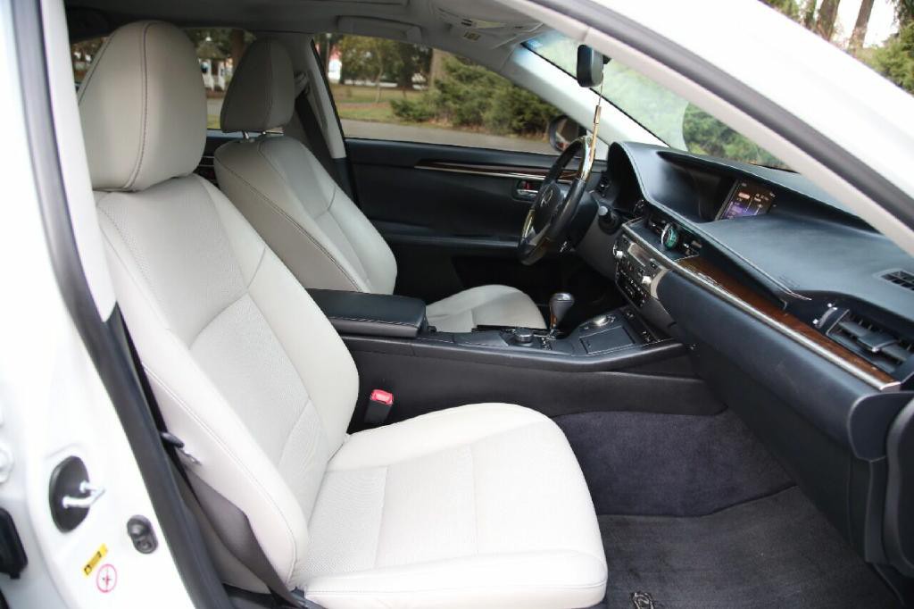 2015 Lexus ES 350 Image 16