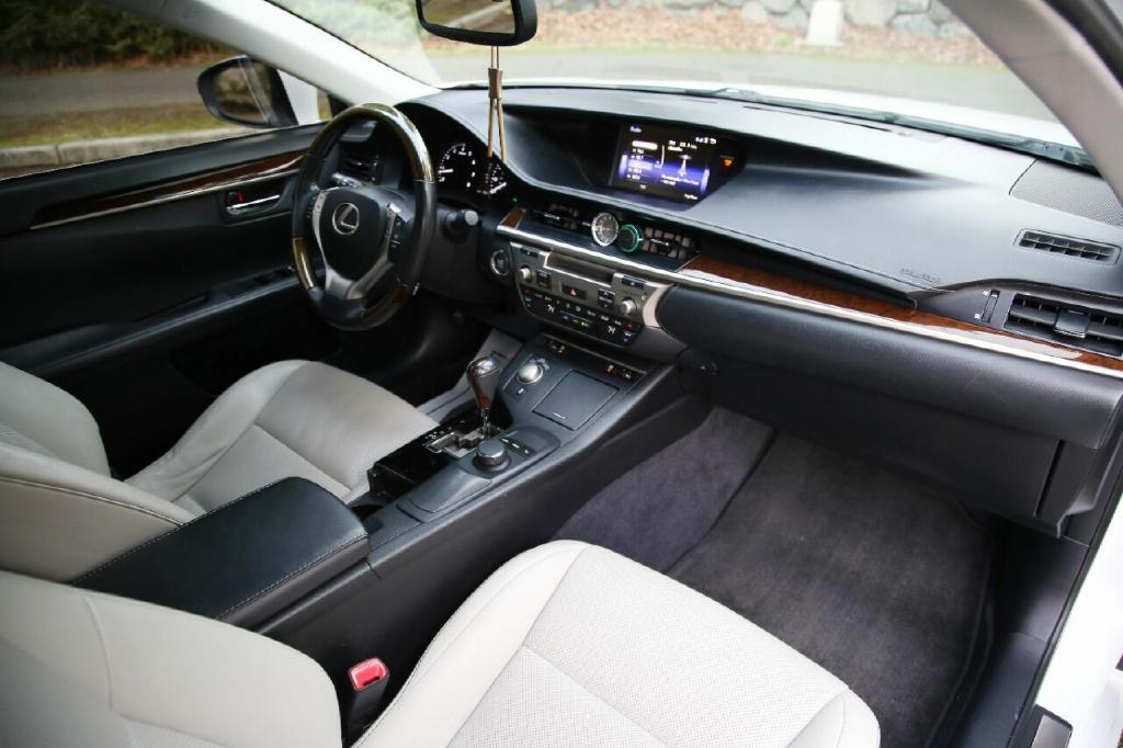 2015 Lexus ES 350 Image 17