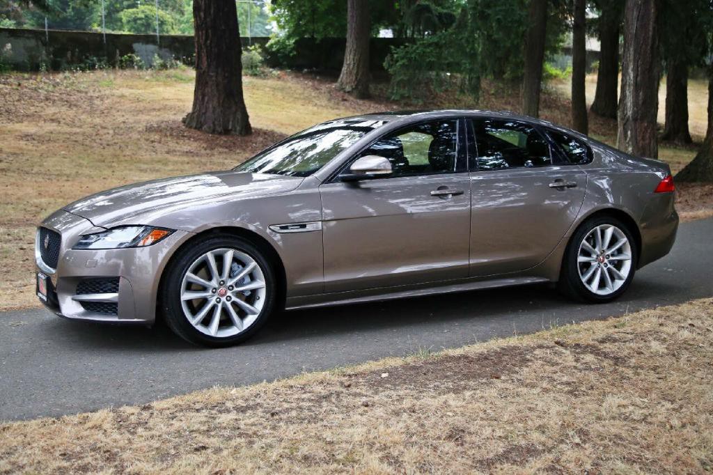 2017 Jaguar XF Image 3